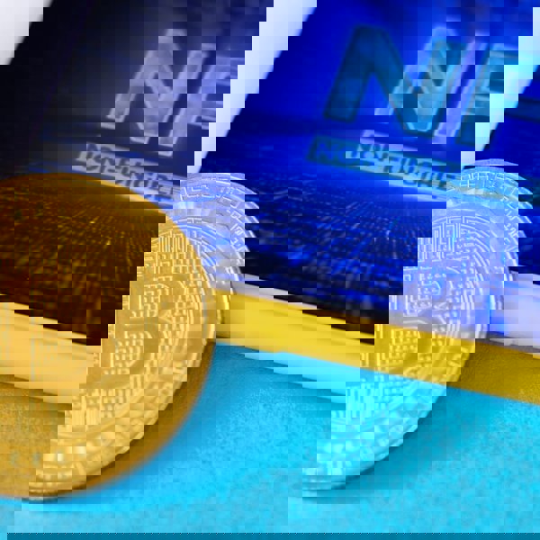 Physische Bitcoin Goldmuenze Und Smartphone Mit Nft Im Blauen Hintergrund (1)